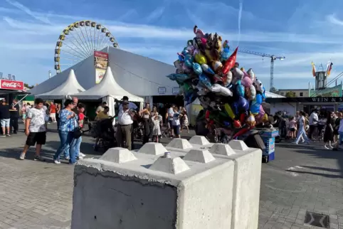 Steinerne „Legosteine“ schützen die Ausgänge.