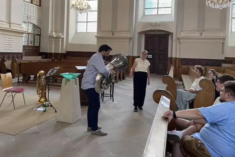 Matthias Fitting in der Paulskirche beim Erläutern der Kontrabasstuba, rechts Bezirkskantorin Ulrike Heubeck. 