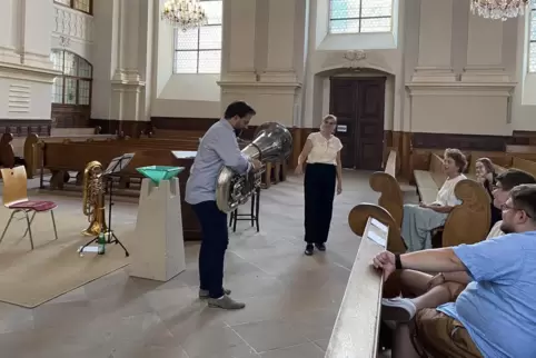 Matthias Fitting in der Paulskirche beim Erläutern der Kontrabasstuba, rechts Bezirkskantorin Ulrike Heubeck. 