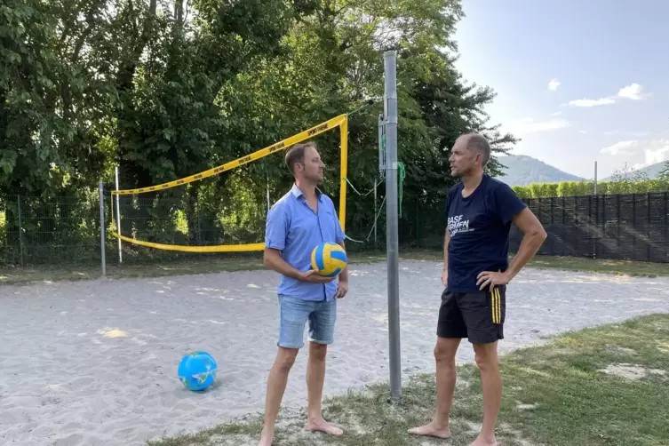 Sebastian Schmitt (links) und Andreas Kroll kämpfen um den Erhalt des Beachvolleyballfeldes im Edesheimer Freibad.