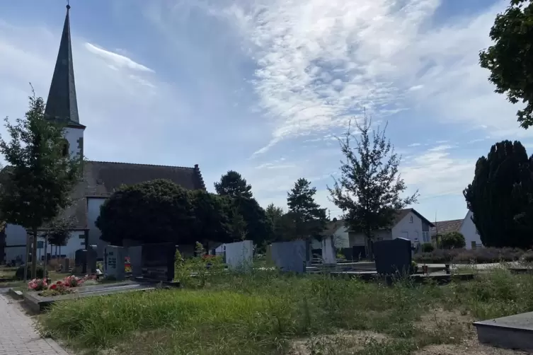 Der Friedhof im Lustadter Unterdorf sieht etwas ungepflegt aus. 