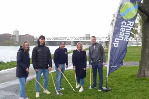 Beim jüngsten „RhineCleanUp“ (von links): Julia Ost und Finn Leun (Eulen Ludwigshafen), Uwe Franken („RhineCleanUp“), Claudia Fö