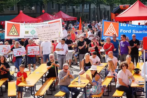 Schon beim Solidaritätsfest am Samstag zeigten sich die Tadano-Mitarbeiter und ihre Unterstützer kämpferisch. 