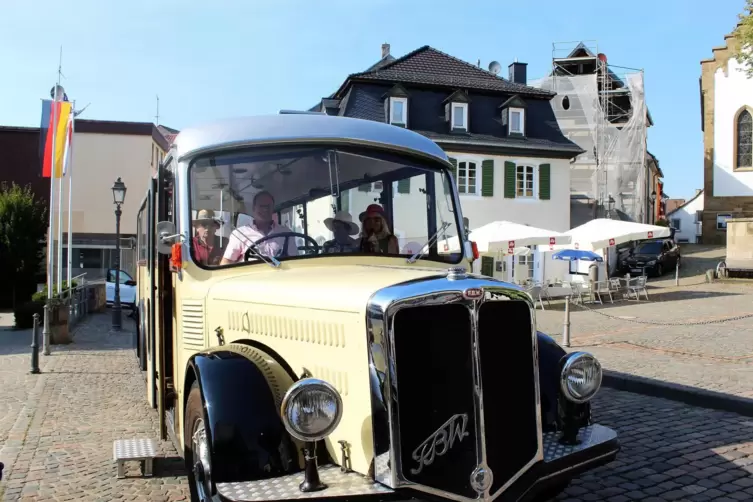 Der Oldtimer-Bus zieht stets Blicke auf sich. Vorne Fahrer Bernhard Schäfer und Reiseführerin Petra Rübel, im Hintergrund die be