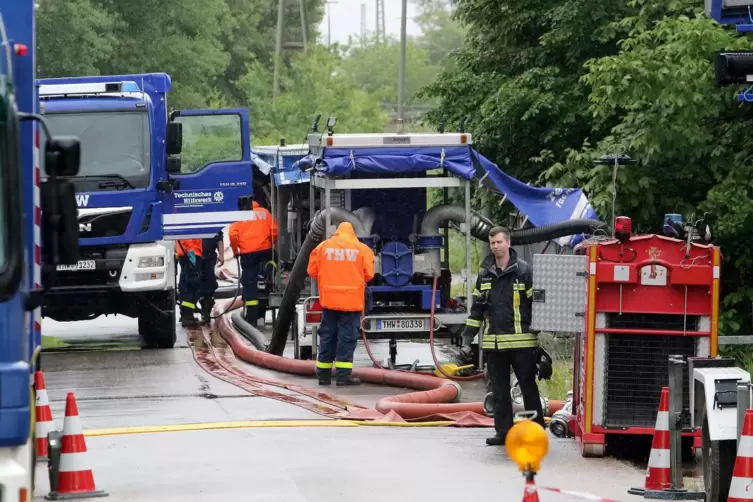 Feuerwehr und THW verhinderten mit tagelanger Arbeit eine Evakuierung.