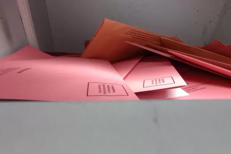 „Der Nachtbriefkasten der Stadtverwaltung war am Samstagabend vollgestopft mit Wahlbriefen“, schreibt ein Zweibrücker in seiner 