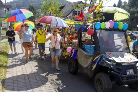 Die Gruppe „Mölschbach ist bunt“ war auch beim Kerweumzug dabei.