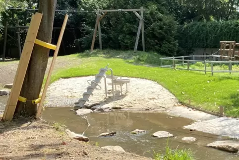 So langsam wächst der Dirmsteiner Spielplatz am Dicken Baum. Eine archimedische Schraube am Bachufer soll für Wasserspaß sorgen.