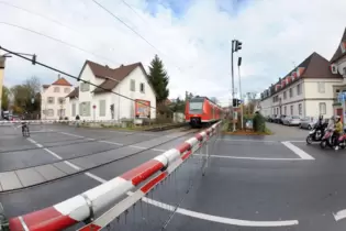 Viel Bahnverkehr: Übergang Schützenstraße.