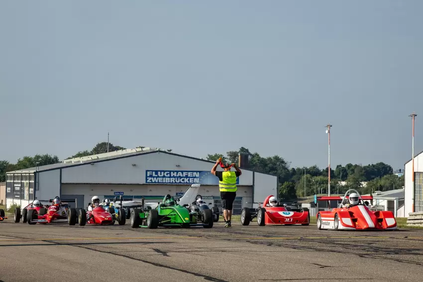 Das Feld der Formel-Fahrzeuge geht auf die Strecke.