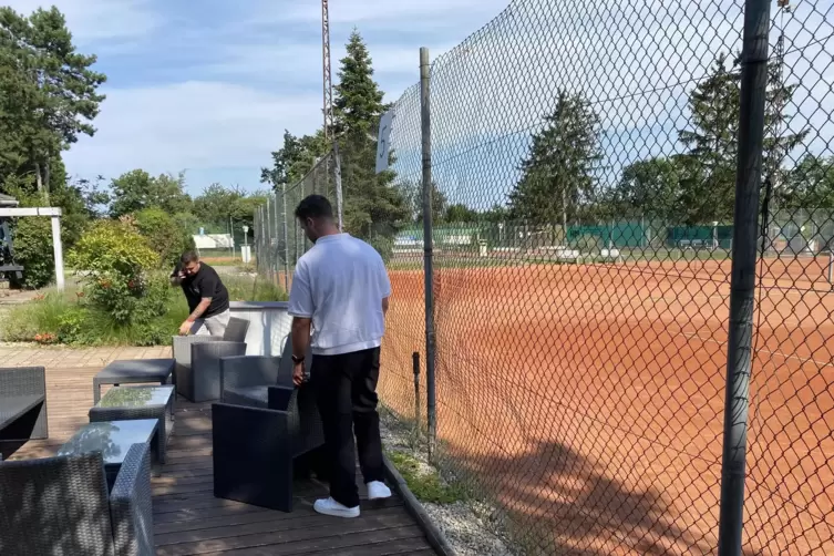 Jan Scheller (vorne) und Timo Honacker schieben die Möbel der Lounge an ihre Plätze. 