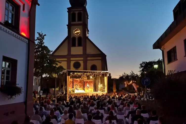 Open-Air-Theater mit Chawwerusch-Theater. 