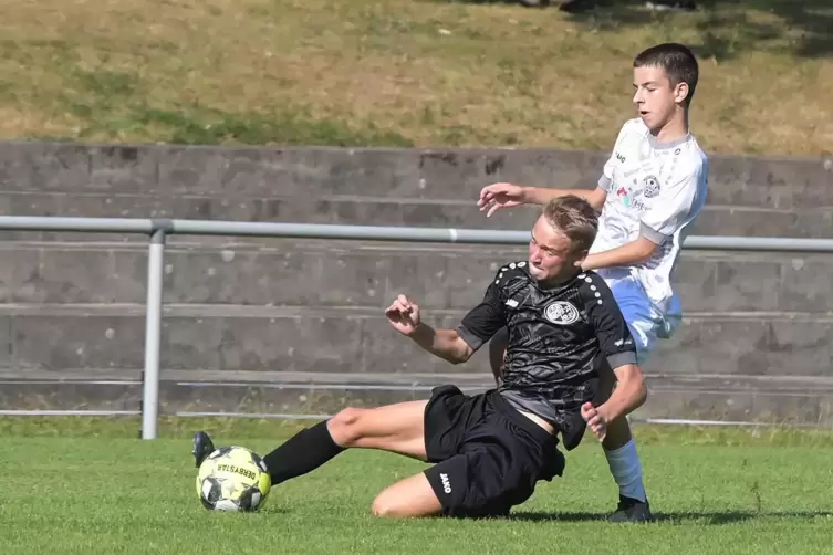 Der gute Jan Gregor Gorzedowski klärt hier vor dem überragenden Herxheimer Vladyslav Khadzhynov.