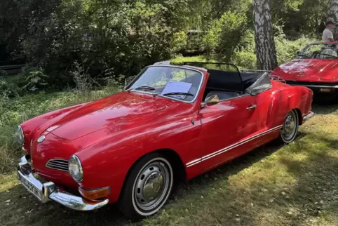 Eines der Schmuckstücke: ein VW Karmann Ghia Cabrio in Rot. 