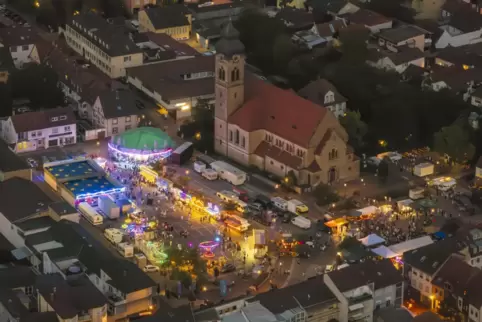 Viele bunte Lichter: Die Eisenberger Kerwe auf dem Markplatz bei Nacht von oben. 