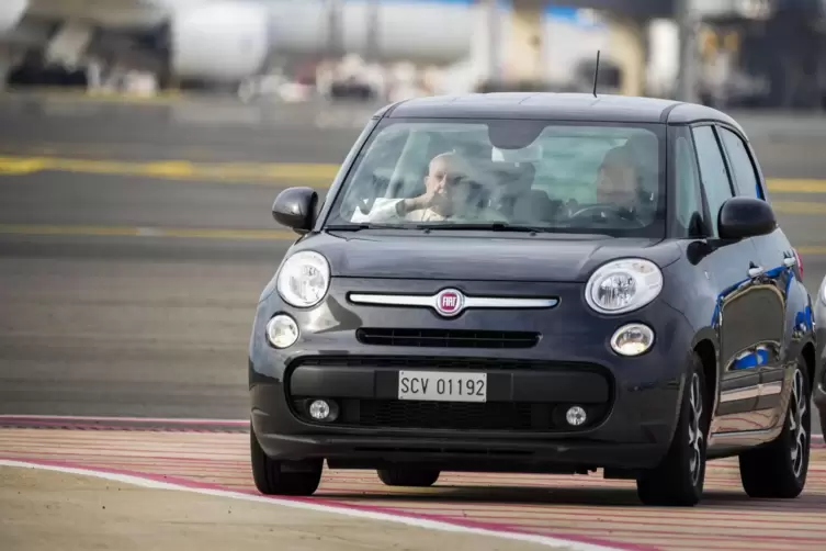 Mit einem Auto wurde der Papst zum Flughafen gebracht, von dort startete er Richtung Indonesien.