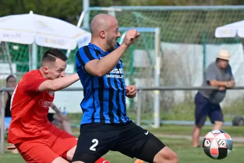 5:0 in Niederkirchen: Der FC Speyer 09 und Cedric Knoblauch (rechts).