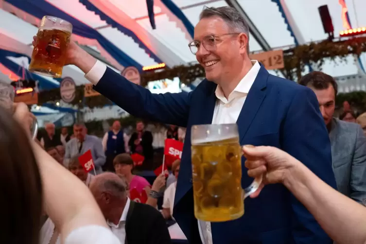 Alexander Schweitzer beim Empfang im Festzelt. 