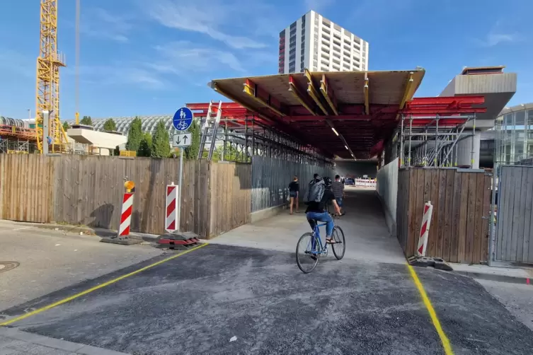 Rund 25 Meter lang: der Schutztunnel für Radler und Fußgänger an der Baustelle der Hochstraße Süd im Bereich Mundenheimer Straße