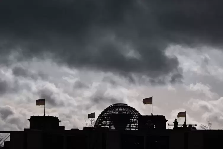 Wolken über dem Reichstagsgebäude