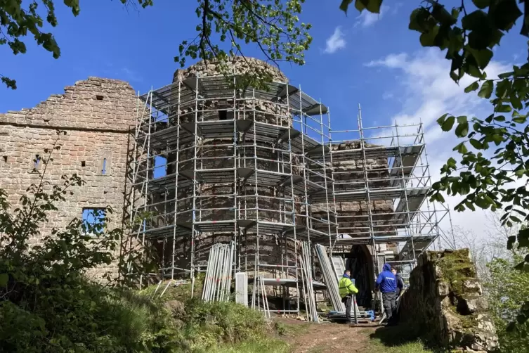 Die Burg Neuscharfeneck war im Frühjahr noch eingerüstet. Am Tag des offenen Denkmals geht es um die Burg herum. 