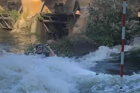 Durch die Welle: Slalomkanutin Britta Jung (Wsf Zweibrücken) im Kajak bei den letzten Läufen des Deutschland-Cups in Metz.