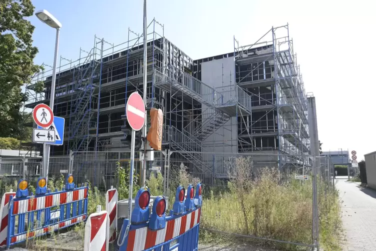 Eingerüstet: Bauarbeiten an der Ernst-Reuter-Schule, die 1961 bis 1963 gebaut wurde.