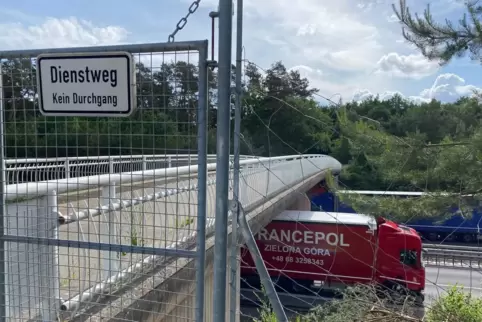 An dieser Brücke über die A63 zwischen Mehlingen und Baalborn gab es in den vergangenen Jahren mehrere Wurfattacken. 