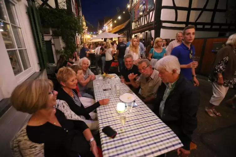 Während die Festbesucher essen, trinken und plaudern wird auch Musik gespielt. 