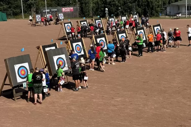 Sportschützen der Jugendrunde in Obermoschel bei der Auswertung ihrer Treffer an der Zielscheibe. 