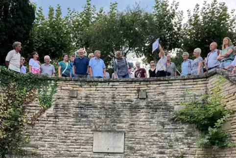 Den Teilnehmern des Rundgangs wurden historische Bilder des Parks gezeigt.