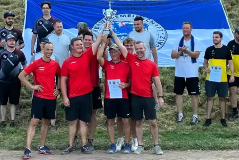 So sehen die Sieger in der Bogen-Oberliga aus: die Sportler des SV Bruchmühlbach in roten Trikots (von links): Freddy Barthelmy,