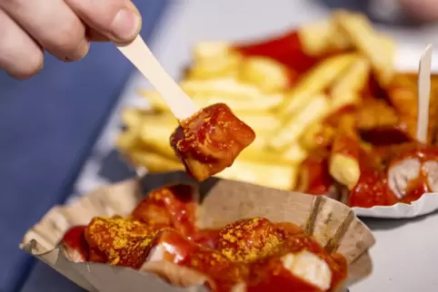 Zn Trendessen und belächeltem Imbissbuden-Snack: die Currywurst. Mittlerweile gibt es auch vegane Varianten. 