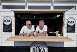 Premiere auf dem Wurstmarkt: Udo Bischoff (links) und Michael Pelzer aus Bad Dürkheim kredenzen ihren „Düka“-Kaffee.