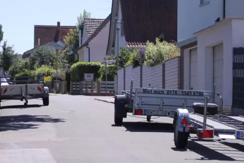 Eigentlich dürfen Anhänger ohne Zugmaschine nur zwei Wochen lang auf einem Parkplatz stehen. Das Problem: die Überprüfbarkeit. 