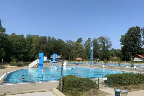 Blick aufs Nichtschwimmerbecken in Rodenbach: Ob das Waldfreibad nach Monatsmitte noch geöffnet ist, hängt vom Wetter ab.