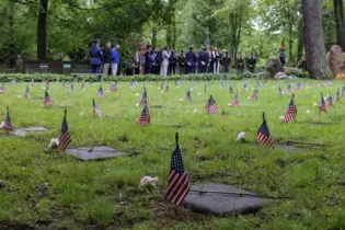 Die amerikanischen Kindergräber auf dem Kaiserslauterer Hauptfriedhof. Die kleinen, in den Rasen eingelassenen Platten tragen Na