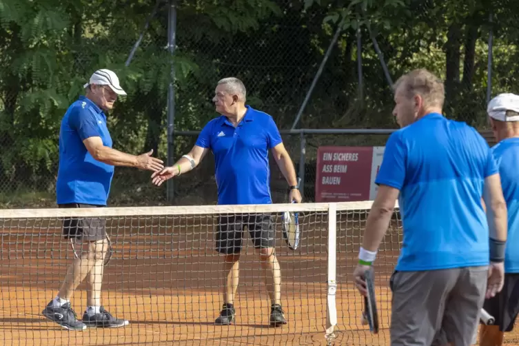  Die Lokamatadore Siegfried Lück und Joachim Schleicher beim Handshake nach geschlagener Hitzeschlacht. 