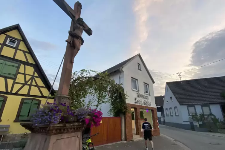 Im Neustadter Ortsteil Geinsheim gibt es seit Kurzem einen Automaten-Kiosk (rechts), der immer offen ist. 