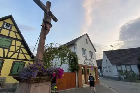 Im Neustadter Ortsteil Geinsheim gibt es seit Kurzem einen Automaten-Kiosk (rechts), der immer offen ist. 