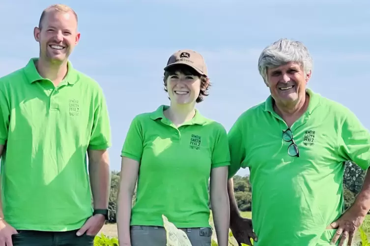 Freuen sich über die erste Ernte (v.li.): Stefan de Kock, Olivia Königsmann und Gerd Renner.