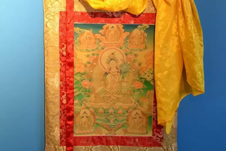 „Weiße Tara“: tibetisch-buddhistisches Rollbild als Schutzobjekt. 