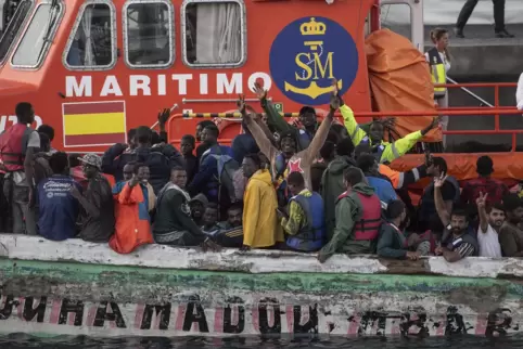 Ein Kanu bei der Ankunft im Hafen von La Restinga in Spanien Ende August mit Migranten aus Subsahara-Staaten, Pakistan und Syrie