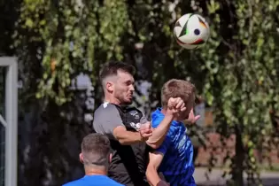 Der Friedelsheimer Volkan Candar (links) beim Heimspiel gegen den FSV Schifferstadt II.