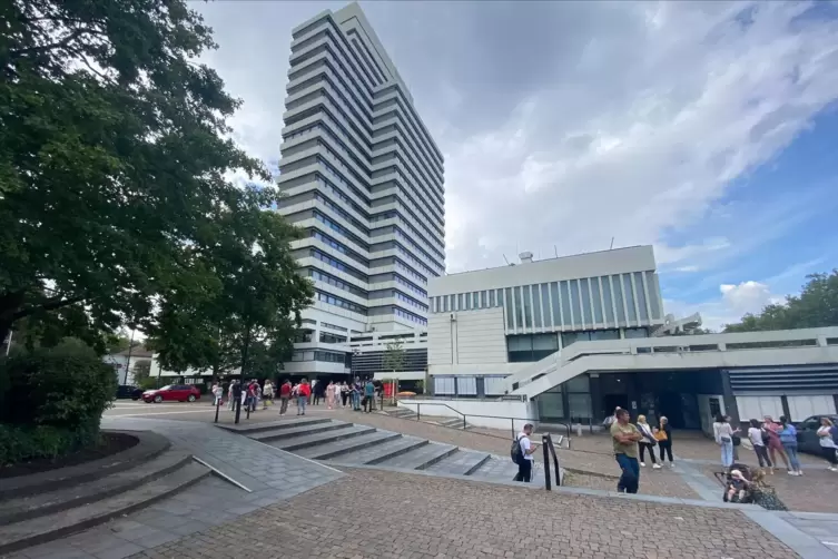 Die Mitarbeiter mussten die Treppen nutzen und versammelten sich dann vorm Rathaus. 