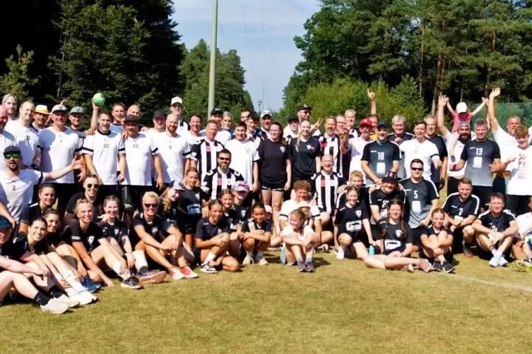 Feldhandball kann auch heute noch viel Freude bereiten: Die Spieler und Spielerinnen beim Turnier des TuS Dansenberg. 