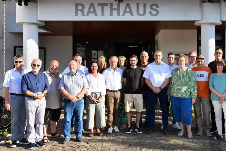 Der neue Gemeinderat vor dem Rathaus in Maikammer. 