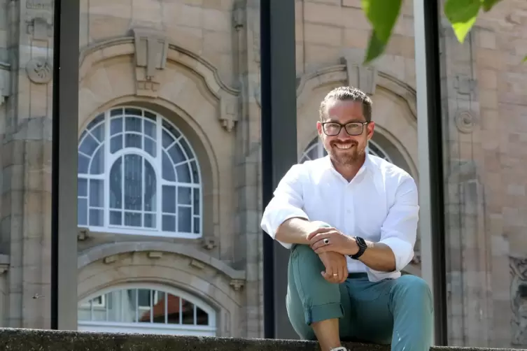 Daniel Zacher vor einer seiner Wirkungsstätten, der Festhalle. An anderer Stelle muss er größere Herausforderungen bewältigen. 