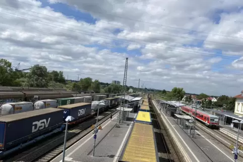 Voll mit Güterzügen: der Wörther Bahnhof.