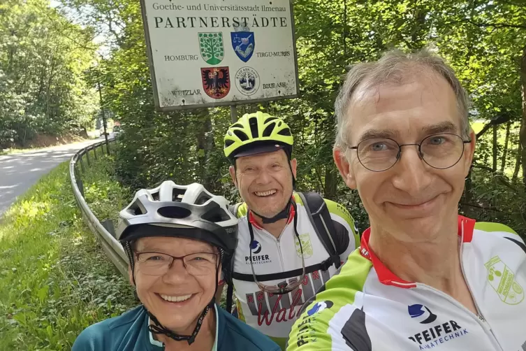 Die Homburger Fahrradbeauftragte Ute Kirchhoff (links) mit ihrem Mann Frank und dem Vorsitzenden der Radlerfreunde Homburg, Pete